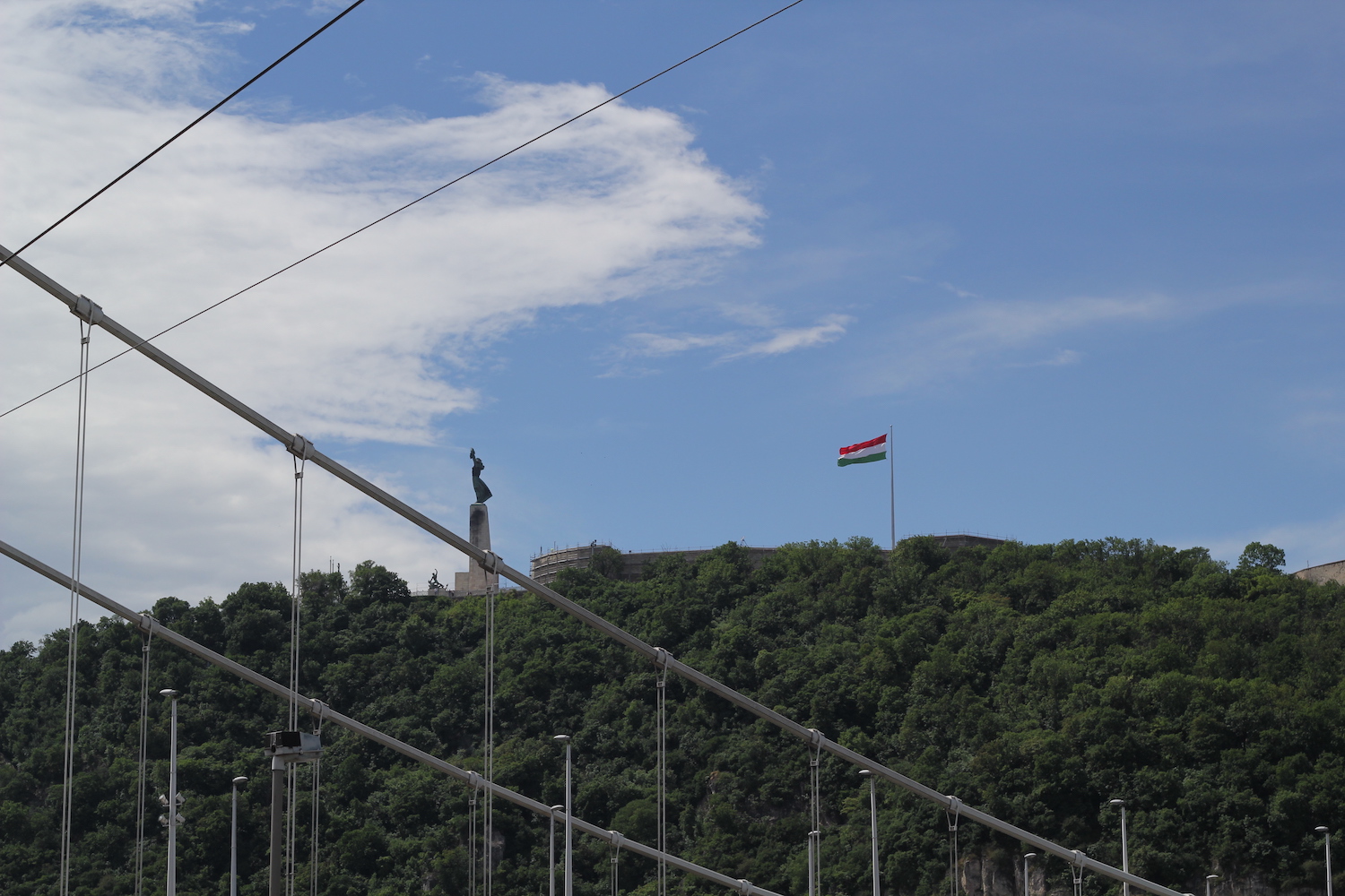 Nemzeti színű zászló a Szabadság-szobor mögött, fotó: © Szász Lilla / HUNGART © 2022